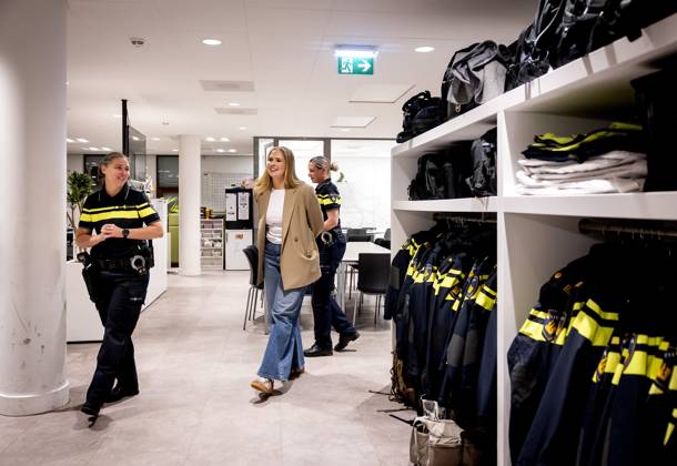 Amsterdam, The Netherlands, 2026-04-17 22:16:56 AMSTERDAM, 17-04-2026, Amsterdam Police. Princess of Orange Princess Amalia is visiting Amsterdam at the invitation of Mayor Halsema. The visit follows an earlier meeting with Amsterdammers at the Mayor s official residence. During the two-day visit, the Princess will become better acquainted with various sectors and be briefed on current topics such as science, sports, culture, housing, and social cohesion. PHOTO: NLBeeld POOL Sem van der Wal. In the photo: In the evening and at night, Princess Amalia visits the Amsterdam Police. She observes the dispatchers at the control room, who receive requests for assistance from citizens in need 24 hours a day and instruct and guide colleagues on Copyright: xx x