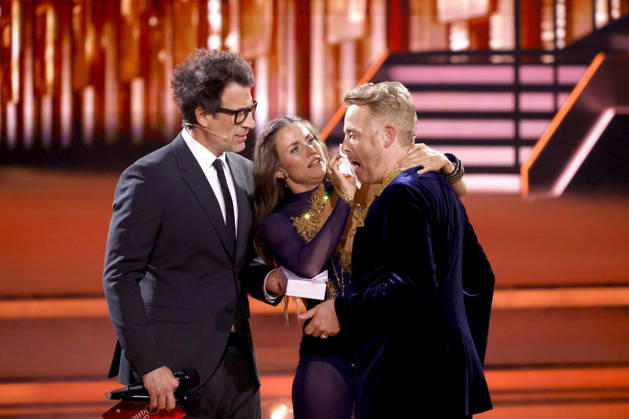 Presenter Daniel Hartwich, entertainer Ross Antony and professional dancer Mariia Maksina at the sixth dance show of the 19th season of the RTL dance show Lets Dance in the Coloneum Ross Antonys face is covered in blood after he suffers a bleeding wound while dancing Cologne, 17 04 2026 NRW Germany Copyright: xChristophxHardtx