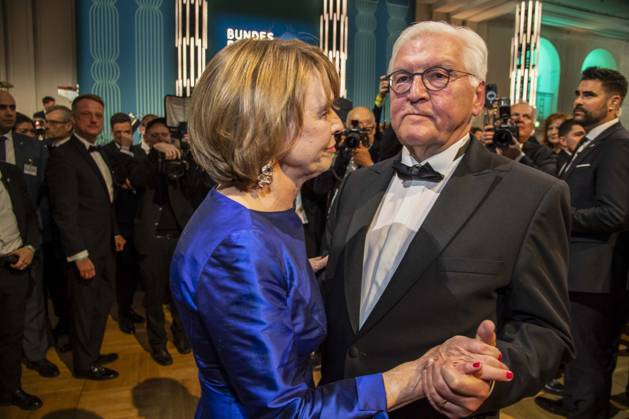 ABB PRESS BALL German President Frank Walter Steinmeier dancing with his wife Elke Buedenbender blue evening dress at the 73rd Federal Press Ball at the Hotel Adlon Kempinski on April 17, 2026 in Berlin