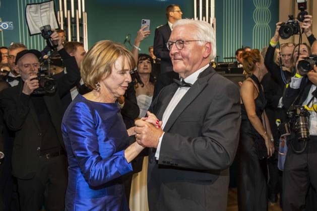 ABB PRESS BALL German President Frank Walter Steinmeier dancing with his wife Elke Buedenbender blue evening dress at the 73rd Federal Press Ball at the Hotel Adlon Kempinski on April 17, 2026 in Berlin
