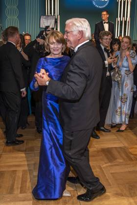 ABB PRESS BALL German President Frank Walter Steinmeier dancing with his wife Elke Buedenbender blue evening dress at the 73rd Federal Press Ball at the Hotel Adlon Kempinski on April 17, 2026 in Berlin