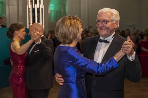 ABB PRESS BALL German President Frank Walter Steinmeier dancing with his wife Elke Buedenbender blue evening dress at the 73rd Federal Press Ball at the Hotel Adlon Kempinski on April 17, 2026 in Berlin