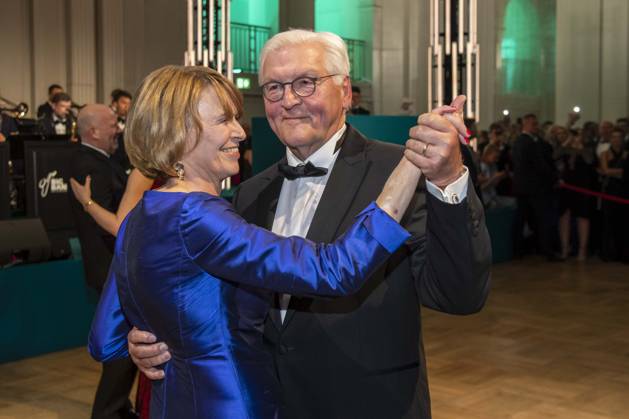 ABB PRESS BALL German President Frank Walter Steinmeier dancing with his wife Elke Buedenbender blue evening dress at the 73rd Federal Press Ball at the Hotel Adlon Kempinski on April 17, 2026 in Berlin