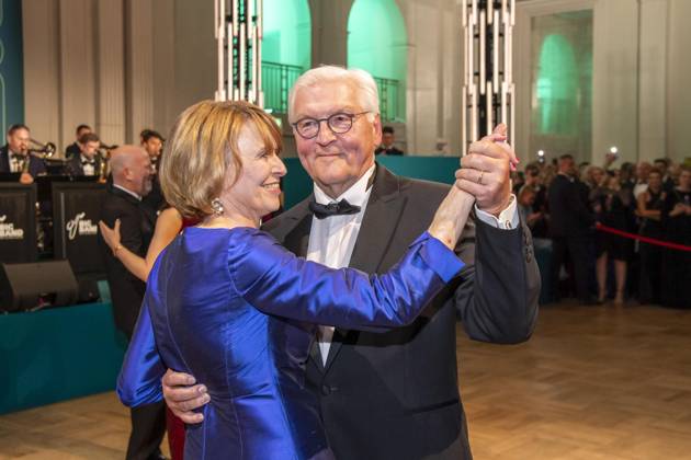 ABB PRESS BALL German President Frank Walter Steinmeier dancing with his wife Elke Buedenbender blue evening dress at the 73rd Federal Press Ball at the Hotel Adlon Kempinski on April 17, 2026 in Berlin