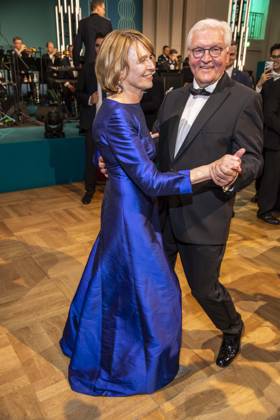 ABB PRESS BALL German President Frank Walter Steinmeier dancing with his wife Elke Buedenbender blue evening dress at the 73rd Federal Press Ball at the Hotel Adlon Kempinski on April 17, 2026 in Berlin