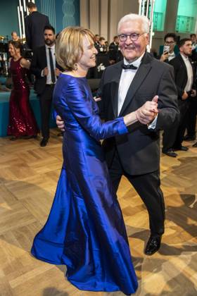 ABB PRESS BALL German President Frank Walter Steinmeier dancing with his wife Elke Buedenbender blue evening dress at the 73rd Federal Press Ball at the Hotel Adlon Kempinski on April 17, 2026 in Berlin