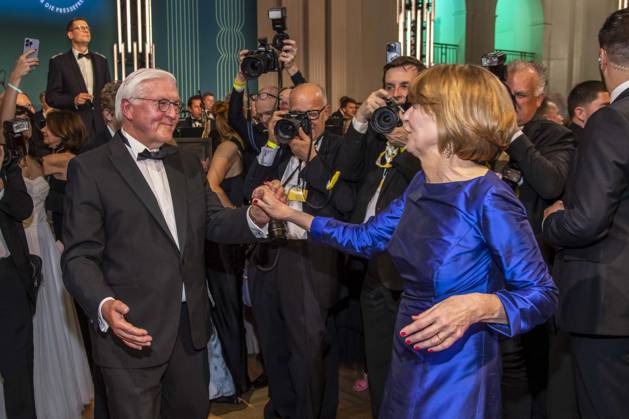 ABB PRESS BALL German President Frank Walter Steinmeier dancing with his wife Elke Buedenbender blue evening dress at the 73rd Federal Press Ball at the Hotel Adlon Kempinski on April 17, 2026 in Berlin