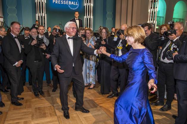 ABB PRESS BALL German President Frank Walter Steinmeier dancing with his wife Elke Buedenbender blue evening dress at the 73rd Federal Press Ball at the Hotel Adlon Kempinski on April 17, 2026 in Berlin