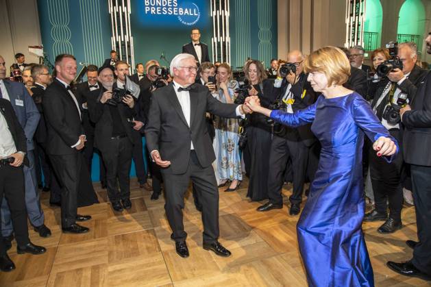 ABB PRESS BALL German President Frank Walter Steinmeier dancing with his wife Elke Buedenbender blue evening dress at the 73rd Federal Press Ball at the Hotel Adlon Kempinski on April 17, 2026 in Berlin