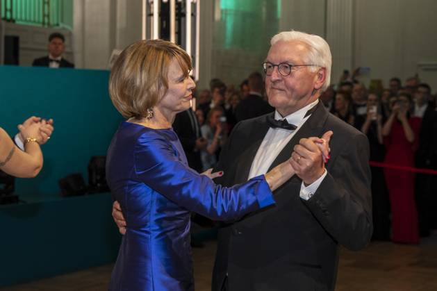 ABB PRESS BALL German President Frank Walter Steinmeier dancing with his wife Elke Buedenbender blue evening dress at the 73rd Federal Press Ball at the Hotel Adlon Kempinski on April 17, 2026 in Berlin