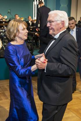 ABB PRESS BALL German President Frank Walter Steinmeier dancing with his wife Elke Buedenbender blue evening dress at the 73rd Federal Press Ball at the Hotel Adlon Kempinski on April 17, 2026 in Berlin