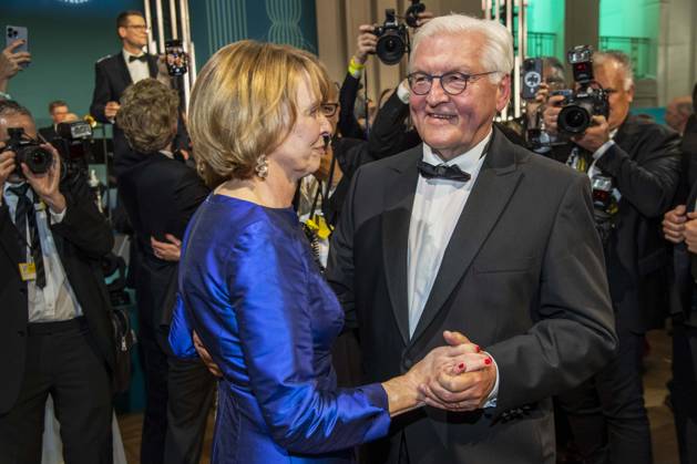 ABB PRESS BALL German President Frank Walter Steinmeier dancing with his wife Elke Buedenbender blue evening dress at the 73rd Federal Press Ball at the Hotel Adlon Kempinski on April 17, 2026 in Berlin