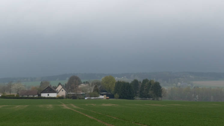 Kräftige Gewitter und Unwetter haben das Frühlingswetter am Wochenende beendet. Gegen 12 Uhr zog eine Gewitterfront aus Westen auf und leitete einen Temperatursturz ein. Über Zwönitz entluden sich heftige Regenfälle und bis zu 1 cm großer Hagel. Das Unwetter sorgte für eine Winterlandschaft im Ort. Dächer, Spielplätze und Wiesen waren vom Hagel bedeckt. Auf den Straßen wurde es gefährlich glatt. Der Starkregen führte ebenfalls zu leichten Überflutungen. Der Sturm warf einige Verkehrsschilder um. Mit Durchzug der Kaltfront sank das Thermometer auf nur noch 5 Â°C. Frühblüher, wie Narzissen, Tulpen oder Stiefmütterchen wurden von dem Hagel in Mitleidenschaft gezogen. Größere Schäden blieben zum Glück aus. Zwönitz Sachsen