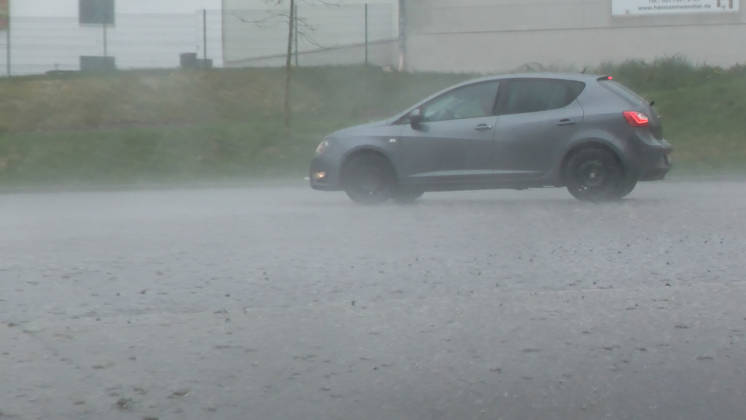 Kräftige Gewitter und Unwetter haben das Frühlingswetter am Wochenende beendet. Gegen 12 Uhr zog eine Gewitterfront aus Westen auf und leitete einen Temperatursturz ein. Über Zwönitz entluden sich heftige Regenfälle und bis zu 1 cm großer Hagel. Das Unwetter sorgte für eine Winterlandschaft im Ort. Dächer, Spielplätze und Wiesen waren vom Hagel bedeckt. Auf den Straßen wurde es gefährlich glatt. Der Starkregen führte ebenfalls zu leichten Überflutungen. Der Sturm warf einige Verkehrsschilder um. Mit Durchzug der Kaltfront sank das Thermometer auf nur noch 5 Â°C. Frühblüher, wie Narzissen, Tulpen oder Stiefmütterchen wurden von dem Hagel in Mitleidenschaft gezogen. Größere Schäden blieben zum Glück aus. Zwönitz Sachsen