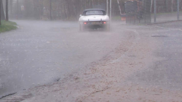 Kräftige Gewitter und Unwetter haben das Frühlingswetter am Wochenende beendet. Gegen 12 Uhr zog eine Gewitterfront aus Westen auf und leitete einen Temperatursturz ein. Über Zwönitz entluden sich heftige Regenfälle und bis zu 1 cm großer Hagel. Das Unwetter sorgte für eine Winterlandschaft im Ort. Dächer, Spielplätze und Wiesen waren vom Hagel bedeckt. Auf den Straßen wurde es gefährlich glatt. Der Starkregen führte ebenfalls zu leichten Überflutungen. Der Sturm warf einige Verkehrsschilder um. Mit Durchzug der Kaltfront sank das Thermometer auf nur noch 5 Â°C. Frühblüher, wie Narzissen, Tulpen oder Stiefmütterchen wurden von dem Hagel in Mitleidenschaft gezogen. Größere Schäden blieben zum Glück aus. Zwönitz Sachsen