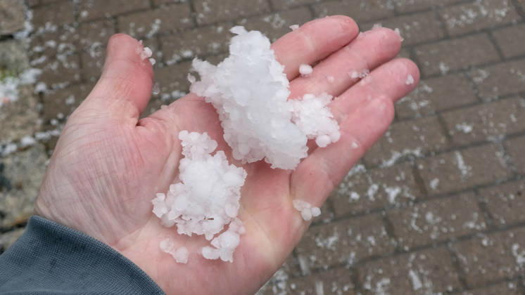 Kräftige Gewitter und Unwetter haben das Frühlingswetter am Wochenende beendet. Gegen 12 Uhr zog eine Gewitterfront aus Westen auf und leitete einen Temperatursturz ein. Über Zwönitz entluden sich heftige Regenfälle und bis zu 1 cm großer Hagel. Das Unwetter sorgte für eine Winterlandschaft im Ort. Dächer, Spielplätze und Wiesen waren vom Hagel bedeckt. Auf den Straßen wurde es gefährlich glatt. Der Starkregen führte ebenfalls zu leichten Überflutungen. Der Sturm warf einige Verkehrsschilder um. Mit Durchzug der Kaltfront sank das Thermometer auf nur noch 5 Â°C. Frühblüher, wie Narzissen, Tulpen oder Stiefmütterchen wurden von dem Hagel in Mitleidenschaft gezogen. Größere Schäden blieben zum Glück aus. Zwönitz Sachsen