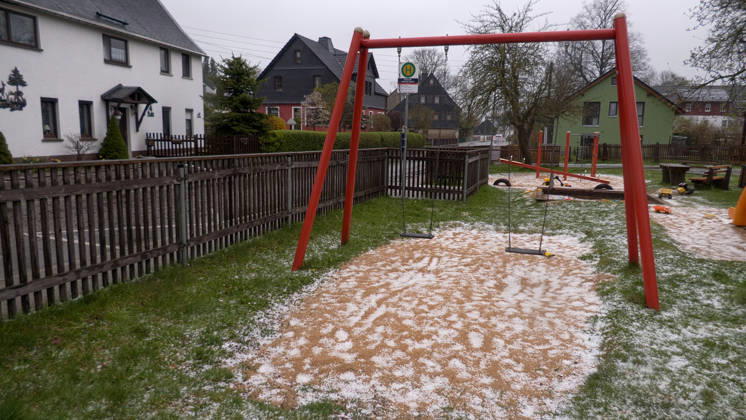 Kräftige Gewitter und Unwetter haben das Frühlingswetter am Wochenende beendet. Gegen 12 Uhr zog eine Gewitterfront aus Westen auf und leitete einen Temperatursturz ein. Über Zwönitz entluden sich heftige Regenfälle und bis zu 1 cm großer Hagel. Das Unwetter sorgte für eine Winterlandschaft im Ort. Dächer, Spielplätze und Wiesen waren vom Hagel bedeckt. Auf den Straßen wurde es gefährlich glatt. Der Starkregen führte ebenfalls zu leichten Überflutungen. Der Sturm warf einige Verkehrsschilder um. Mit Durchzug der Kaltfront sank das Thermometer auf nur noch 5 Â°C. Frühblüher, wie Narzissen, Tulpen oder Stiefmütterchen wurden von dem Hagel in Mitleidenschaft gezogen. Größere Schäden blieben zum Glück aus. Zwönitz Sachsen