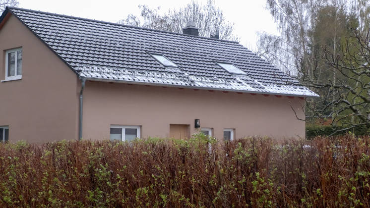 Kräftige Gewitter und Unwetter haben das Frühlingswetter am Wochenende beendet. Gegen 12 Uhr zog eine Gewitterfront aus Westen auf und leitete einen Temperatursturz ein. Über Zwönitz entluden sich heftige Regenfälle und bis zu 1 cm großer Hagel. Das Unwetter sorgte für eine Winterlandschaft im Ort. Dächer, Spielplätze und Wiesen waren vom Hagel bedeckt. Auf den Straßen wurde es gefährlich glatt. Der Starkregen führte ebenfalls zu leichten Überflutungen. Der Sturm warf einige Verkehrsschilder um. Mit Durchzug der Kaltfront sank das Thermometer auf nur noch 5 Â°C. Frühblüher, wie Narzissen, Tulpen oder Stiefmütterchen wurden von dem Hagel in Mitleidenschaft gezogen. Größere Schäden blieben zum Glück aus. Zwönitz Sachsen