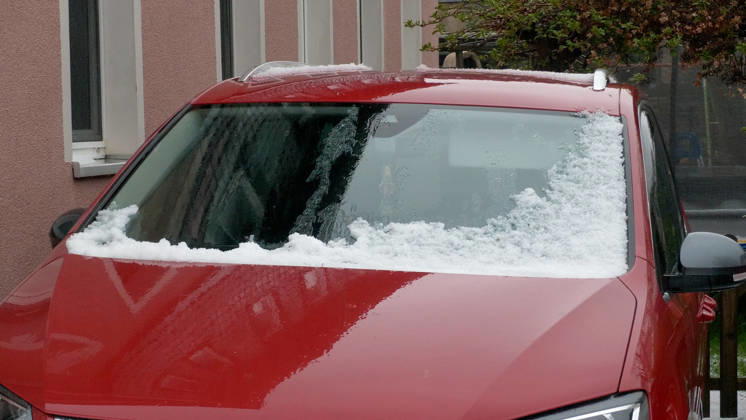Kräftige Gewitter und Unwetter haben das Frühlingswetter am Wochenende beendet. Gegen 12 Uhr zog eine Gewitterfront aus Westen auf und leitete einen Temperatursturz ein. Über Zwönitz entluden sich heftige Regenfälle und bis zu 1 cm großer Hagel. Das Unwetter sorgte für eine Winterlandschaft im Ort. Dächer, Spielplätze und Wiesen waren vom Hagel bedeckt. Auf den Straßen wurde es gefährlich glatt. Der Starkregen führte ebenfalls zu leichten Überflutungen. Der Sturm warf einige Verkehrsschilder um. Mit Durchzug der Kaltfront sank das Thermometer auf nur noch 5 Â°C. Frühblüher, wie Narzissen, Tulpen oder Stiefmütterchen wurden von dem Hagel in Mitleidenschaft gezogen. Größere Schäden blieben zum Glück aus. Zwönitz Sachsen
