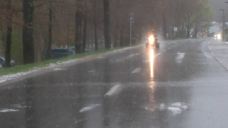 Kräftige Gewitter und Unwetter haben das Frühlingswetter am Wochenende beendet. Gegen 12 Uhr zog eine Gewitterfront aus Westen auf und leitete einen Temperatursturz ein. Über Zwönitz entluden sich heftige Regenfälle und bis zu 1 cm großer Hagel. Das Unwetter sorgte für eine Winterlandschaft im Ort. Dächer, Spielplätze und Wiesen waren vom Hagel bedeckt. Auf den Straßen wurde es gefährlich glatt. Der Starkregen führte ebenfalls zu leichten Überflutungen. Der Sturm warf einige Verkehrsschilder um. Mit Durchzug der Kaltfront sank das Thermometer auf nur noch 5 Â°C. Frühblüher, wie Narzissen, Tulpen oder Stiefmütterchen wurden von dem Hagel in Mitleidenschaft gezogen. Größere Schäden blieben zum Glück aus. Zwönitz Sachsen