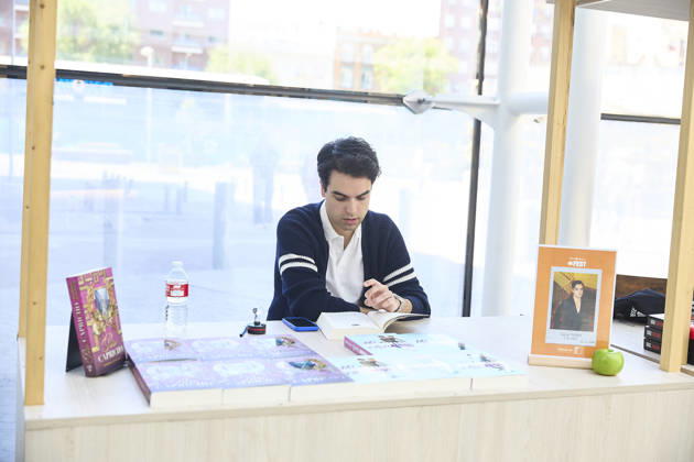 Book Fair in Príncipe Pío Madrid The writer Rodrigo Paniagua signs copies at the Book Fair, in the Príncipe Pío shopping center, on April 19, 2026, Madrid Spain The Príncipe Pío shopping center celebrates Libro Ideas Fest, a fair that brings together thirty writers and illustrators of different genres, from illustration and thrillers to poetry, romance novels, fantasy and childrens literature 19 APRIL 2026 Jesús Hellí Madrid Madrid Madrid Spain  Copyright: xJesusxHellinx 7452941