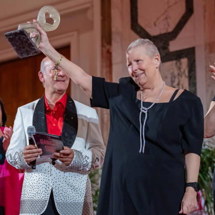 20260418 19. DAC Dancer against Cancer Ball WIEN, OESTERREICH - 18. APRIL: Musiker, Entertainer und Host des Abends Andy Lee Lang und Fachaerztin, ehemalige Gesundheits- und Familienministerin, MAYAID Preistraegin 2026 und Testimonial des Kalenders Andrea Kdolsky waehrend der Preisverleihung des MyAid Awards 2026 anlaesslich des 19. DaC Dancer against Cancer Galaballs in der Wiener Hofburg am 18. April 2026 in Wien, Oesterreich. 260418_SEPA_17_096 Copyright: xIsabellexOuvrardx SEPAxMedia