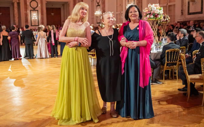 20260418 19. DAC Dancer against Cancer Ball WIEN, OESTERREICH - 18. APRIL: Fachaerztin fuer Frauenheilkunde und Geburtshilfe und Vorstandspraesidentin der Krebshilfe Wien Ursula Denison , Fachaerztin, ehemalige Gesundheits- und Familienministerin, MAYAID Preistraegin 2026 und Testimonial des Kalenders Andrea Kdolsky und Geschaeftsfuehrerin der oesterreichischen Krebshilfe und Projektleiterin der -Pink Ribbon- Aktion Doris Kiefhaber waehrend der Verleihung des MAYAID 2026 Awards anlaesslich des 19. DaC Dancer against Cancer Galaballs in der Wiener Hofburg am 18. April 2026 in Wien, Oesterreich. 260418_SEPA_17_085 Copyright: xIsabellexOuvrardx SEPAxMedia