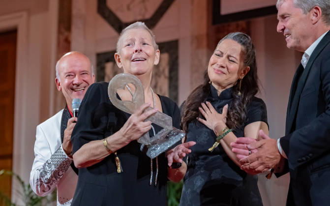 20260418 19. DAC Dancer against Cancer Ball WIEN, OESTERREICH - 18. APRIL: Musiker, Entertainer und Host des Abends Andy Lee Lang, Fachaerztin, ehemalige Gesundheits- und Familienministerin, MAYAID Preistraegin 2026 und Testimonial des Kalenders Andrea Kdolsky, Martial-Arts-Ikone Bruce Lees Tochter, Schauspielerin, Bruce Lee Family Companies CEO, Vorsitzende des Verwaltungsrates der Bruce Lee Foundation und Stargast des Balls Shannon Lee und Fotograf Manfred Baumann waehrend der Preisverleihung des MyAid Awards 2026 anlaesslich des 19. DaC Dancer against Cancer Galaballs in der Wiener Hofburg am 18. April 2026 in Wien, Oesterreich. 260418_SEPA_17_093 Copyright: xIsabellexOuvrardx SEPAxMedia