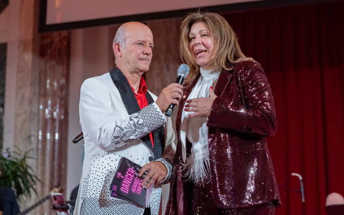 20260418 19. DAC Dancer against Cancer Ball WIEN, OESTERREICH - 18. APRIL: Musiker, Entertainer und Host des Abends Andy Lee Lang und SPOe Abgeordnete zum Wiener Landtag- und Gemeinderat und Mitglied im Gemeinderatsausschuss fuer Finanzen, Wirtschaft, Internationales, Digitales, Soziale, Gesundheit und Sport Yvonne Rychly waehrend des des 19. DaC Dancer against Cancer Galaballs in der Wiener Hofburg am 18. April 2026 in Wien, Oesterreich. 260418_SEPA_17_137 Copyright: xIsabellexOuvrardx SEPAxMedia