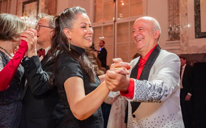 20260418 19. DAC Dancer against Cancer Ball WIEN, OESTERREICH - 18. APRIL: Musiker, Entertainer und Host des Abends Andy Lee Lang und Martial-Arts-Ikone Bruce Lees Tochter, Schauspielerin, Bruce Lee Family Companies CEO, Vorsitzende des Verwaltungsrates der Bruce Lee Foundation und Stargast des Balls Shannon Lee waehrend des des 19. DaC Dancer against Cancer Galaballs in der Wiener Hofburg am 18. April 2026 in Wien, Oesterreich. 260418_SEPA_17_146 Copyright: xIsabellexOuvrardx SEPAxMedia