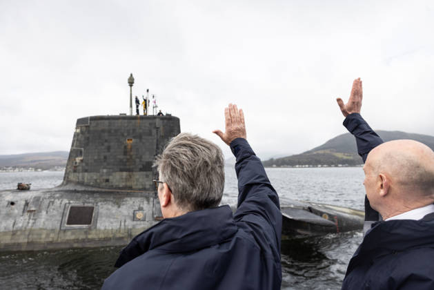 Prime Minister Keir Starmer visits submarine 18 04 2026. Scotland, United Kingdom. Prime Minister Keir Starmer and Defence Secretary John Healey meet submariners as they visit a Vanguard class submarine off the coast of Scotland following the completion of the UK s latest nuclear deterrent patrol., Credit:Simon Dawson Avalon United Kingdom, Argyll & Bute, Scotland  Copyright: xSimonxDawsonx xAvalonx 1092840695