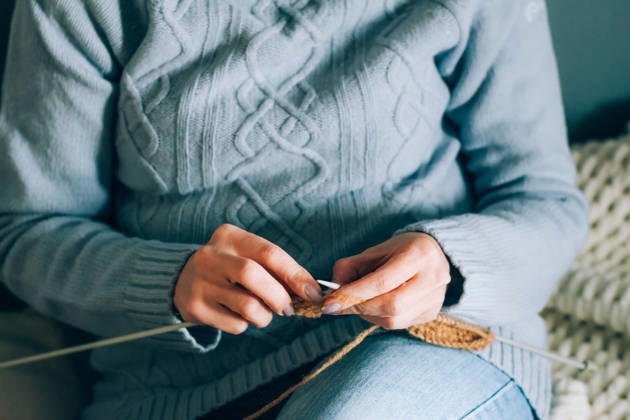 Handarbeit als Hobby für Frauen: Stricken. Eine Frau strickt mit Stricknadeln Women s needlework hobby knitting. Woman knits on knitting needles (License=RF) ,model released, Symbolfoto Copyright: xZoonar.com NataliaxXimichx 24859911 ,model released, Symbolfoto ,property released
