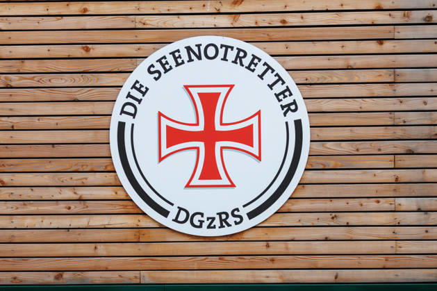 18 04 2026 Coat of arms and shield Die Seenotretter Rostock Warnemünde Mecklenburg Vorpommern Germany