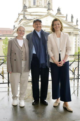 Sabine Schiller, Mario Hempel and Jacqueline Zich at the photo session for the Classic Open Air 2026 at Gendarmenmarkt Berlin, 20 04 2026 Foto:xM.xBehrensx xFuturexImagex classic_6401