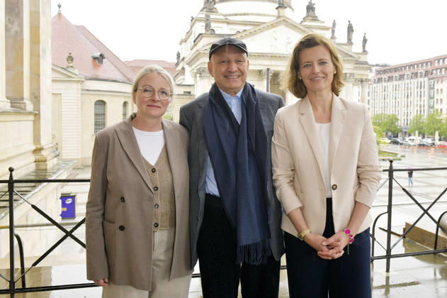 Sabine Schiller, Mario Hempel and Jacqueline Zich at the photo session for the Classic Open Air 2026 at Gendarmenmarkt Berlin, 20 04 2026 Foto:xM.xBehrensx xFuturexImagex classic_6402