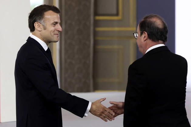 Decoration Ceremony For The Police Forces Who Intervened At The Bataclan - Paris France s President, Emmanuel Macron shakes hands with France s former President Francois Hollande before a ceremony for awarding collective decorations to the police forces who intervened at the Bataclan during the attacks on November 13, 2015, at the Elysee Presidential palace, in Paris, on April, 21, 2026. Photo by Stephane Lemouton Pool ABACAPRESS.COM Paris France  Copyright: xLemoutonxStephane Pool ABACAx