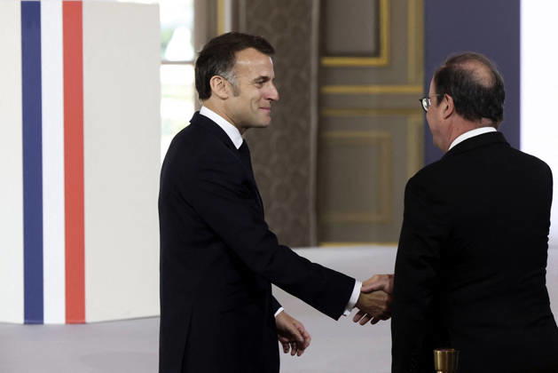 Decoration Ceremony For The Police Forces Who Intervened At The Bataclan - Paris France s President, Emmanuel Macron shakes hands with France s former President Francois Hollande before a ceremony for awarding collective decorations to the police forces who intervened at the Bataclan during the attacks on November 13, 2015, at the Elysee Presidential palace, in Paris, on April, 21, 2026. Photo by Stephane Lemouton Pool ABACAPRESS.COM Paris France  Copyright: xLemoutonxStephane Pool ABACAx