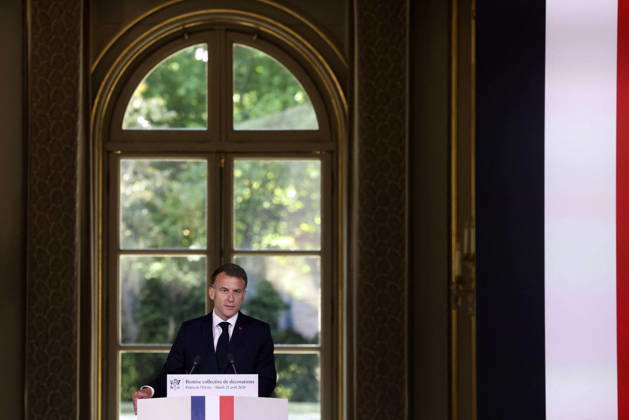 Decoration Ceremony For The Police Forces Who Intervened At The Bataclan - Paris France s President, Emmanuel Macron delivers a speech during a ceremony for awarding collective decorations to the police forces who intervened at the Bataclan during the attacks on November 13, 2015, at the Elysee Presidential palace, in Paris, on April, 21, 2026. Photo by Stephane Lemouton Pool ABACAPRESS.COM Paris France  Copyright: xLemoutonxStephane Pool ABACAx