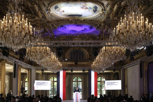 Decoration Ceremony For The Police Forces Who Intervened At The Bataclan - Paris France s President, Emmanuel Macron delivers a speech during a ceremony for awarding collective decorations to the police forces who intervened at the Bataclan during the attacks on November 13, 2015, at the Elysee Presidential palace, in Paris, on April, 21, 2026. Photo by Stephane Lemouton Pool ABACAPRESS.COM Paris France  Copyright: xLemoutonxStephane Pool ABACAx