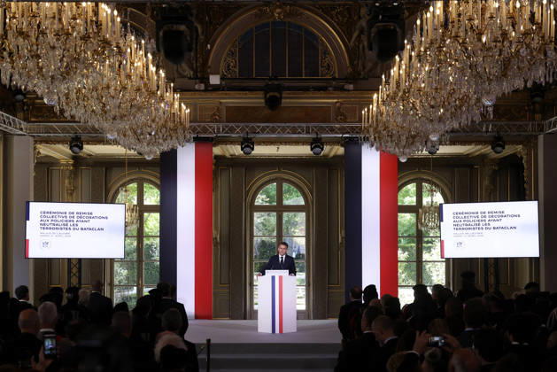 Decoration Ceremony For The Police Forces Who Intervened At The Bataclan - Paris France s President, Emmanuel Macron delivers a speech during a ceremony for awarding collective decorations to the police forces who intervened at the Bataclan during the attacks on November 13, 2015, at the Elysee Presidential palace, in Paris, on April, 21, 2026. Photo by Stephane Lemouton Pool ABACAPRESS.COM Paris France  Copyright: xLemoutonxStephane Pool ABACAx