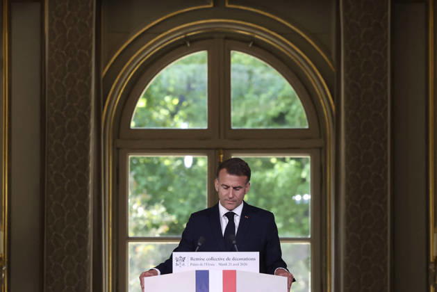 Decoration Ceremony For The Police Forces Who Intervened At The Bataclan - Paris France s President, Emmanuel Macron delivers a speech during a ceremony for awarding collective decorations to the police forces who intervened at the Bataclan during the attacks on November 13, 2015, at the Elysee Presidential palace, in Paris, on April, 21, 2026. Photo by Stephane Lemouton Pool ABACAPRESS.COM Paris France  Copyright: xLemoutonxStephane Pool ABACAx