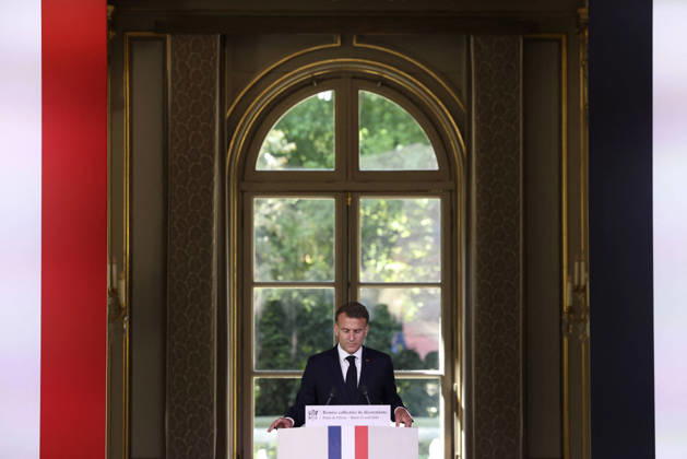 Decoration Ceremony For The Police Forces Who Intervened At The Bataclan - Paris France s President, Emmanuel Macron delivers a speech during a ceremony for awarding collective decorations to the police forces who intervened at the Bataclan during the attacks on November 13, 2015, at the Elysee Presidential palace, in Paris, on April, 21, 2026. Photo by Stephane Lemouton Pool ABACAPRESS.COM Paris France  Copyright: xLemoutonxStephane Pool ABACAx