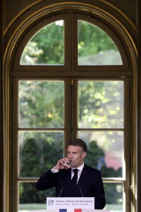 Decoration Ceremony For The Police Forces Who Intervened At The Bataclan - Paris France s President, Emmanuel Macron delivers a speech during a ceremony for awarding collective decorations to the police forces who intervened at the Bataclan during the attacks on November 13, 2015, at the Elysee Presidential palace, in Paris, on April, 21, 2026. Photo by Stephane Lemouton Pool ABACAPRESS.COM Paris France  Copyright: xLemoutonxStephane Pool ABACAx