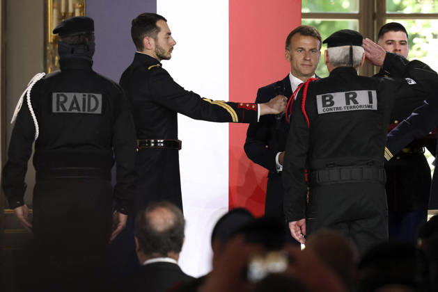 Decoration Ceremony For The Police Forces Who Intervened At The Bataclan - Paris France s President, Emmanuel Macron decorates police officers after awarding them during a ceremony to honour the police officers who intervened in the Bataclan concert hall on November 13, 2015 s attacks, at the Elysee Palace in Paris, on April 21, 2026. ? Stephane Lemouton SIPA LEMOUTONSTEPHANE_260421A038 Credit:Stephane Lemouton SIPA 2604211425 Photo by Stephane Lemouton Pool ABACAPRESS.COM Paris France  Copyright: xLemoutonxStephane Pool ABACAx