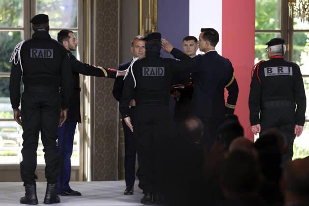 Decoration Ceremony For The Police Forces Who Intervened At The Bataclan - Paris France s President, Emmanuel Macron decorates police officers after awarding them during a ceremony to honour the police officers who intervened in the Bataclan concert hall on November 13, 2015 s attacks, at the Elysee Palace in Paris, on April 21, 2026. ? Stephane Lemouton SIPA LEMOUTONSTEPHANE_260421A039 Credit:Stephane Lemouton SIPA 2604211425 Photo by Stephane Lemouton Pool ABACAPRESS.COM Paris France  Copyright: xLemoutonxStephane Pool ABACAx
