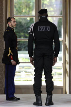 Decoration Ceremony For The Police Forces Who Intervened At The Bataclan - Paris France s President, Emmanuel Macron decorates police officers after awarding them during a ceremony to honour the police officers who intervened in the Bataclan concert hall on November 13, 2015 s attacks, at the Elysee Palace in Paris, on April 21, 2026. ? Stephane Lemouton SIPA LEMOUTONSTEPHANE_260421A040 Credit:Stephane Lemouton SIPA 2604211425 Photo by Stephane Lemouton Pool ABACAPRESS.COM Paris France  Copyright: xLemoutonxStephane Pool ABACAx