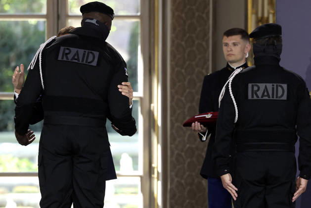 Decoration Ceremony For The Police Forces Who Intervened At The Bataclan - Paris France s President, Emmanuel Macron decorates police officers after awarding them during a ceremony to honour the police officers who intervened in the Bataclan concert hall on November 13, 2015 s attacks, at the Elysee Palace in Paris, on April 21, 2026. ? Stephane Lemouton SIPA LEMOUTONSTEPHANE_260421A041 Credit:Stephane Lemouton SIPA 2604211425 Photo by Stephane Lemouton Pool ABACAPRESS.COM Paris France  Copyright: xLemoutonxStephane Pool ABACAx