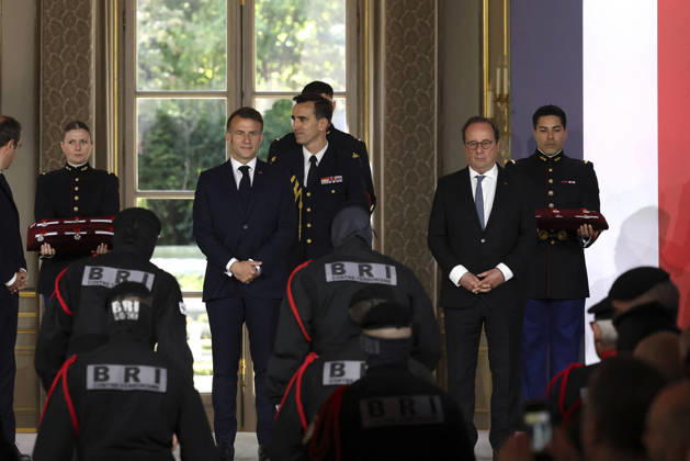 Decoration Ceremony For The Police Forces Who Intervened At The Bataclan - Paris France s President, Emmanuel Macron decorates police officers after awarding them during a ceremony to honour the police officers who intervened in the Bataclan concert hall on November 13, 2015 s attacks, at the Elysee Palace in Paris, on April 21, 2026. ? Stephane Lemouton SIPA LEMOUTONSTEPHANE_260421A045 Credit:Stephane Lemouton SIPA 2604211425 Photo by Stephane Lemouton Pool ABACAPRESS.COM Paris France  Copyright: xLemoutonxStephane Pool ABACAx