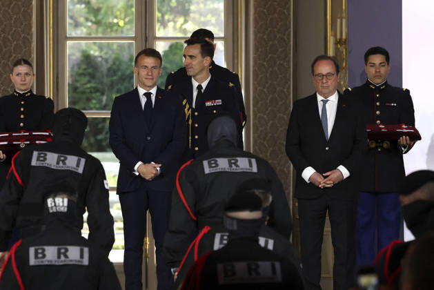 Decoration Ceremony For The Police Forces Who Intervened At The Bataclan - Paris France s President, Emmanuel Macron decorates police officers after awarding them during a ceremony to honour the police officers who intervened in the Bataclan concert hall on November 13, 2015 s attacks, at the Elysee Palace in Paris, on April 21, 2026. ? Stephane Lemouton SIPA LEMOUTONSTEPHANE_260421A046 Credit:Stephane Lemouton SIPA 2604211425 Photo by Stephane Lemouton Pool ABACAPRESS.COM Paris France  Copyright: xLemoutonxStephane Pool ABACAx