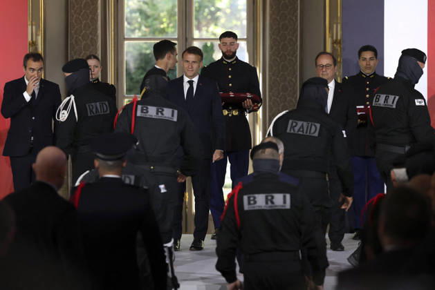 Decoration Ceremony For The Police Forces Who Intervened At The Bataclan - Paris France s President, Emmanuel Macron decorates police officers after awarding them during a ceremony to honour the police officers who intervened in the Bataclan concert hall on November 13, 2015 s attacks, at the Elysee Palace in Paris, on April 21, 2026. ? Stephane Lemouton SIPA LEMOUTONSTEPHANE_260421A048 Credit:Stephane Lemouton SIPA 2604211425 Photo by Stephane Lemouton Pool ABACAPRESS.COM Paris France  Copyright: xLemoutonxStephane Pool ABACAx